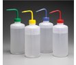 颜色标记的洗瓶，低密度聚乙烯瓶体；聚丙烯螺旋盖/杆和吸管，500mL容量，红色